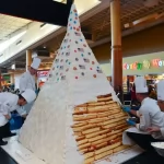 【世界一高いピラミッド型ケーキ】高さ２．７９ｍ！？　鋭角過ぎる（笑）世界で最も高いピラミッド型ケーキ【ギネス認定】
